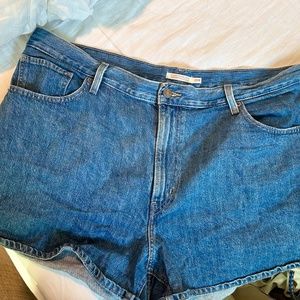 Levi Strauss Co. - High Wasted Mom Jean Shorts sz. 20